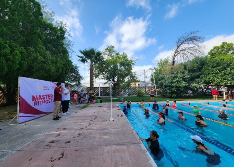 Bailan al ritmo del verano en la alberca de la Unidad Deportiva en NLD