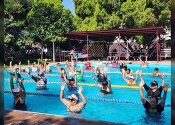 Bailan al ritmo del verano en la alberca de la Unidad Deportiva en NLD