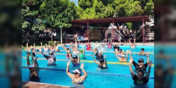 Bailan al ritmo del verano en la alberca de la Unidad Deportiva en NLD