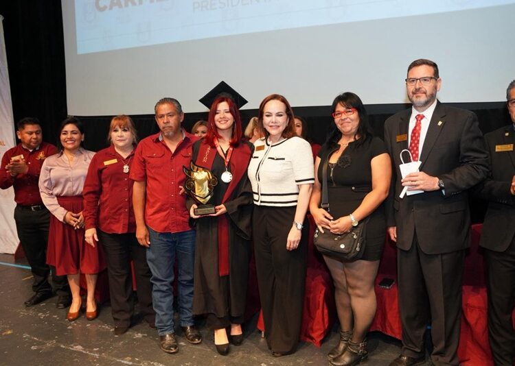 Carmen Lilia es madrina de generación de la Preparatoria Municipal “Elena Poniatowska”