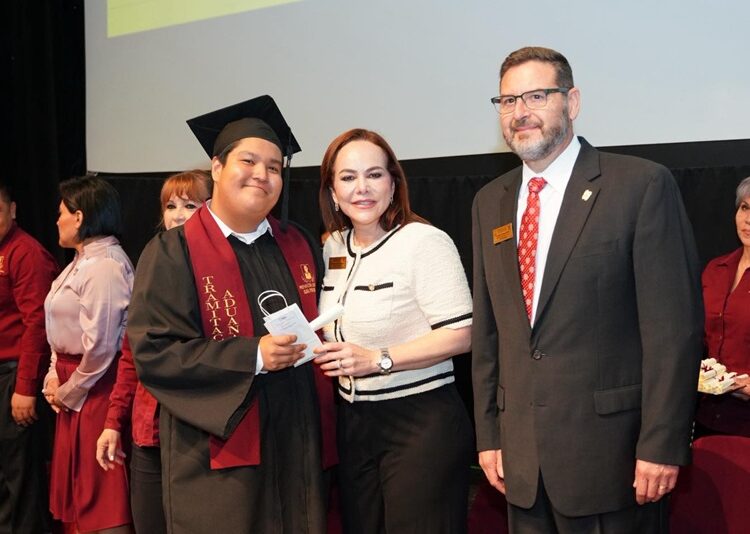 Carmen Lilia es madrina de generación de la Preparatoria Municipal “Elena Poniatowska”