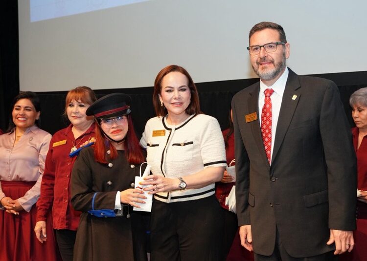Carmen Lilia es madrina de generación de la Preparatoria Municipal “Elena Poniatowska”