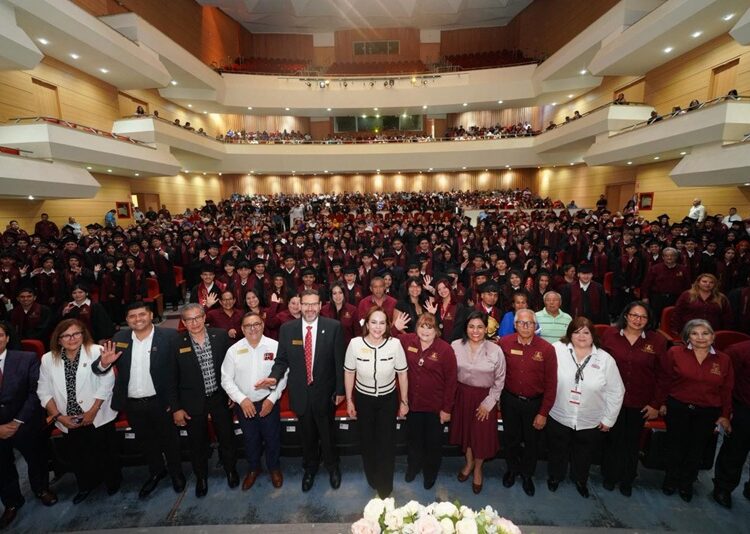Carmen Lilia es madrina de generación de la Preparatoria Municipal “Elena Poniatowska”