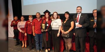 Carmen Lilia es madrina de generación de la Preparatoria Municipal “Elena Poniatowska”