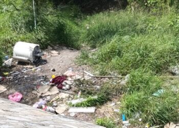 Ciudadanos siguen tirando basura al lecho del río San Marcos