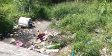 Ciudadanos siguen tirando basura al lecho del río San Marcos