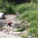 Ciudadanos siguen tirando basura al lecho del río San Marcos