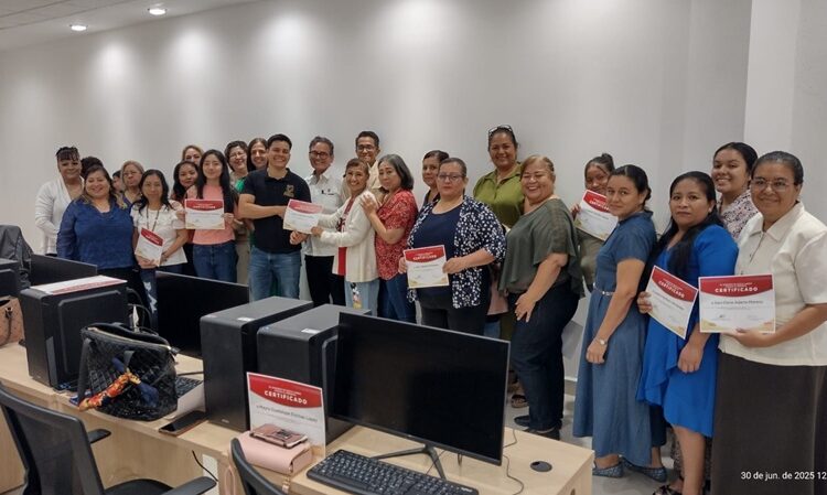 Concluye curso de computación en la Infoteca, gradúan 25 mujeres