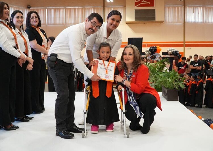 El rector Dámaso Anaya y la Lic. Isolda Rendón presiden graduación de los CENDIS de la UAT