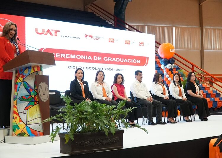 El rector Dámaso Anaya y la Lic. Isolda Rendón presiden graduación de los CENDIS de la UAT