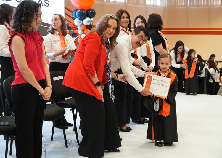 El rector Dámaso Anaya y la Lic. Isolda Rendón presiden graduación de los CENDIS de la UAT