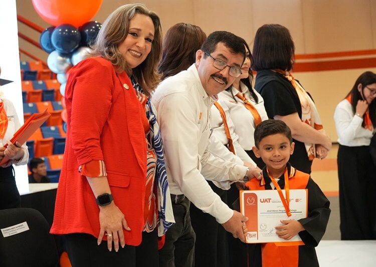 El rector Dámaso Anaya y la Lic. Isolda Rendón presiden graduación de los CENDIS de la UAT