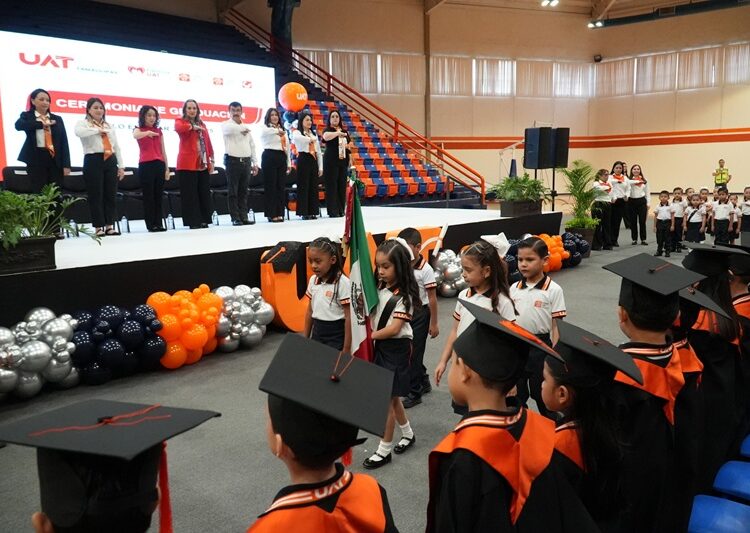 El rector Dámaso Anaya y la Lic. Isolda Rendón presiden graduación de los CENDIS de la UAT