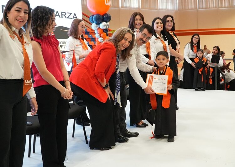 El rector Dámaso Anaya y la Lic. Isolda Rendón presiden graduación de los CENDIS de la UAT