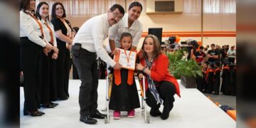 El rector Dámaso Anaya y la Lic. Isolda Rendón presiden graduación de los CENDIS de la UAT