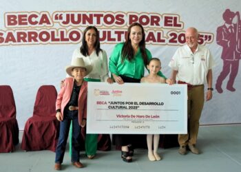 Entrega Carmen Lilia becas culturales y refrenda compromiso con artistas locales