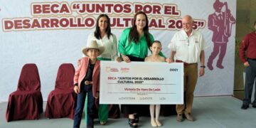 Entrega Carmen Lilia becas culturales y refrenda compromiso con artistas locales