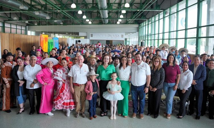 Entrega Carmen Lilia becas culturales y refrenda compromiso con artistas locales