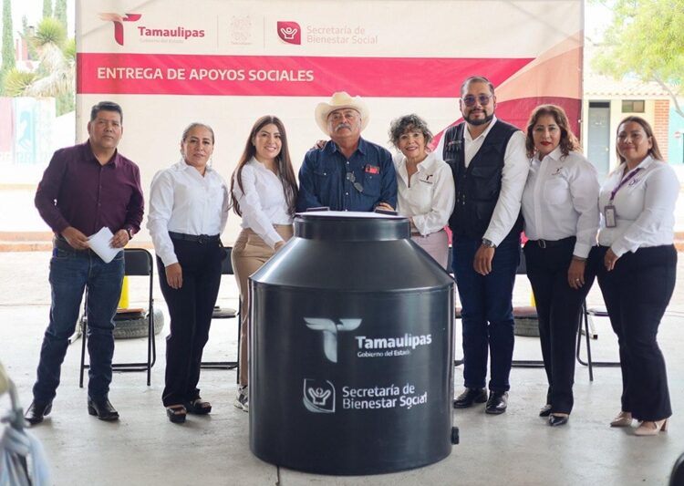 Entrega SEBIEN tinacos en Palmillas