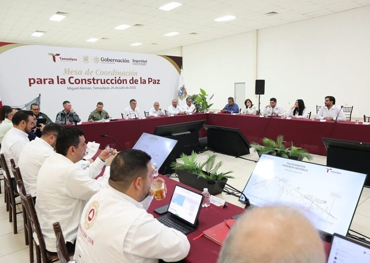 Entrega gobernador AVA nuevos vehículos para seguridad pública