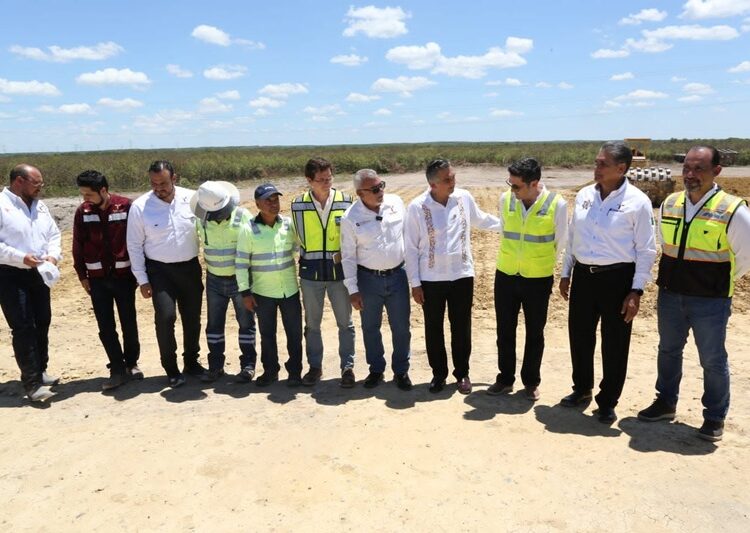 Entrega gobernador AVA nuevos vehículos para seguridad pública