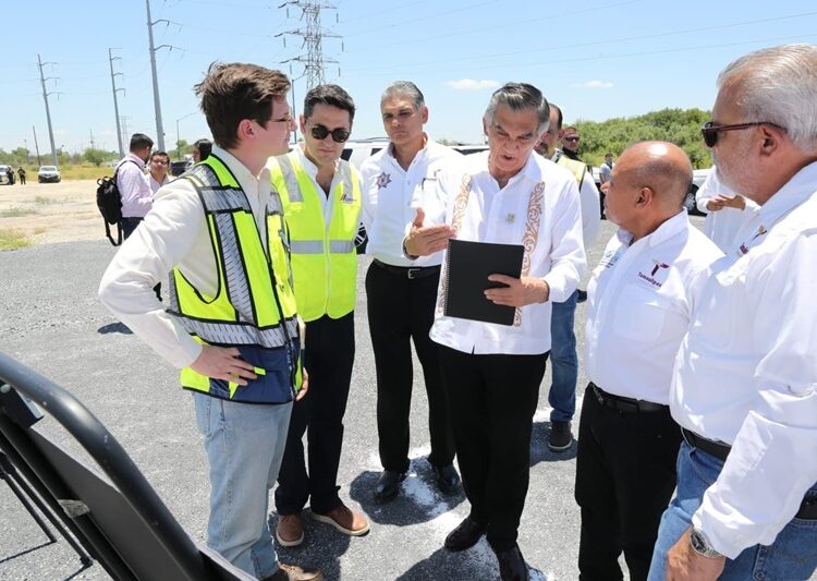 Entrega gobernador AVA nuevos vehículos para seguridad pública