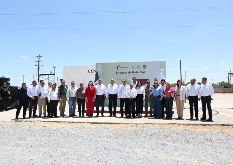 Entrega gobernador AVA nuevos vehículos para seguridad pública