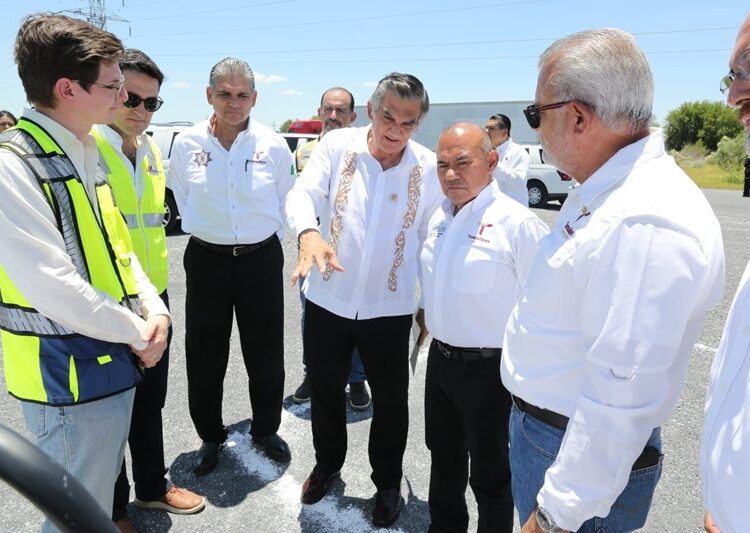 Entrega gobernador AVA nuevos vehículos para seguridad pública