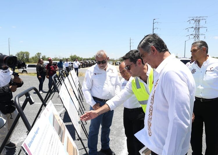 Entrega gobernador AVA nuevos vehículos para seguridad pública