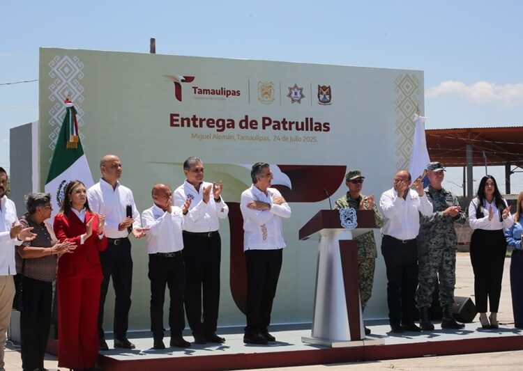 Entrega gobernador AVA nuevos vehículos para seguridad pública