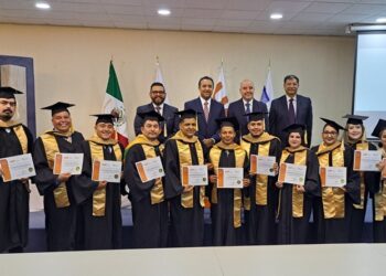 Entrega la UAT 1a. generación de Maestría en Administración e Innovación Digital