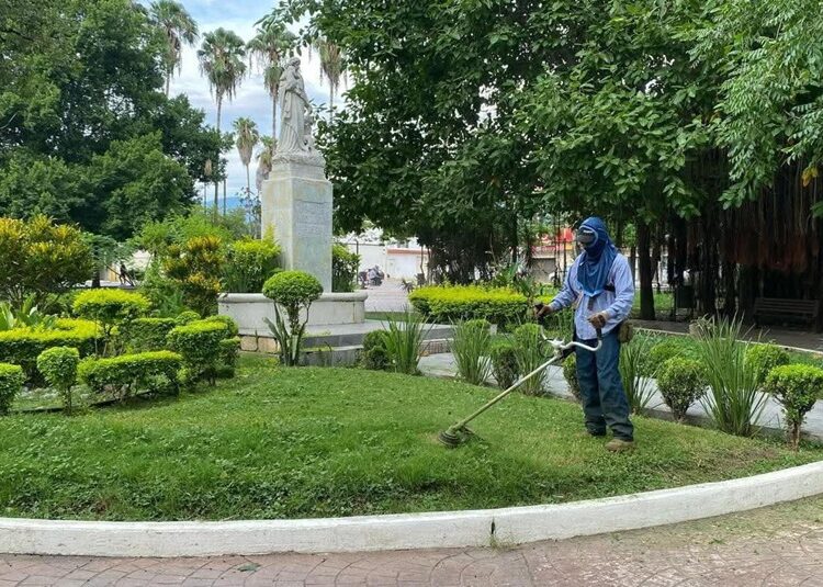 Evalúa Lalo Gattás trabajo de servicios públicos