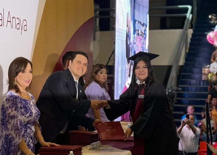 Felicita Humberto Prieto a sus nuevos ahijados del ITACE Reynosa