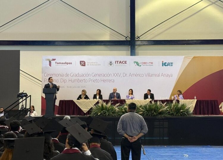 Felicita Humberto Prieto a sus nuevos ahijados del ITACE Reynosa