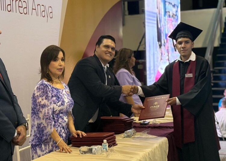 Felicita Humberto Prieto a sus nuevos ahijados del ITACE Reynosa