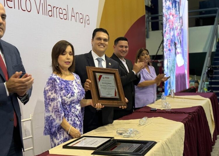 Felicita Humberto Prieto a sus nuevos ahijados del ITACE Reynosa