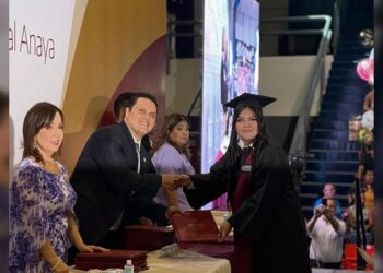 Felicita Humberto Prieto a sus nuevos ahijados del ITACE Reynosa