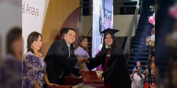 Felicita Humberto Prieto a sus nuevos ahijados del ITACE Reynosa