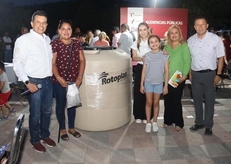 Festejan vecinos de la Ampliación Echeverría a Lalo en su cumpleaños