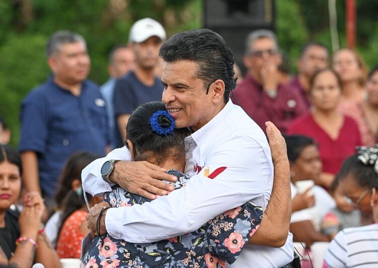 Festejan vecinos de la Ampliación Echeverría a Lalo en su cumpleaños