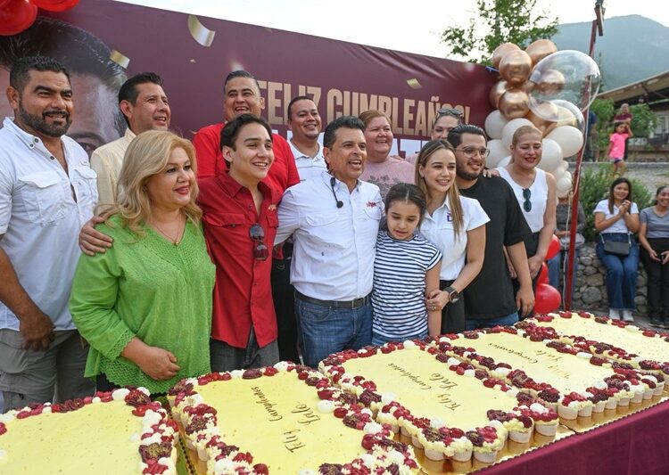 Festejan vecinos de la Ampliación Echeverría a Lalo en su cumpleaños