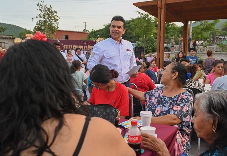 Festejan vecinos de la Ampliación Echeverría a Lalo en su cumpleaños