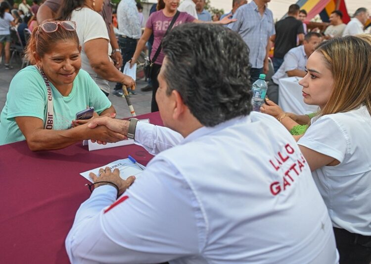 Festejan vecinos de la Ampliación Echeverría a Lalo en su cumpleaños