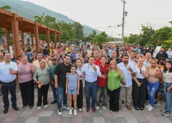 Festejan vecinos de la Ampliación Echeverría a Lalo en su cumpleaños