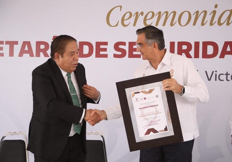 Gobernador AVA toma protesta al nuevo secretario de SSPT