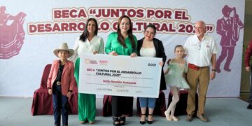 Gobierno de NLD realiza deposito de becas culturales a más de 300 artistas locales