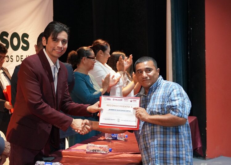 Jóvenes neolaredenses concluyen sus estudios gracias a programas de IMJUVE