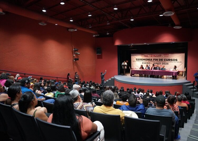 Jóvenes neolaredenses concluyen sus estudios gracias a programas de IMJUVE