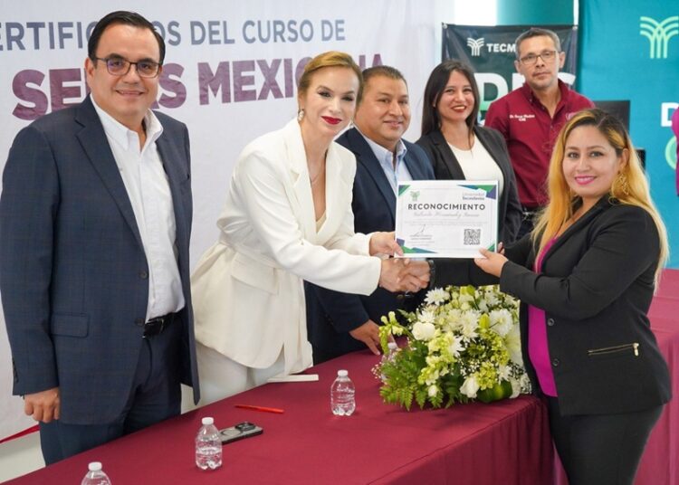 “Manos que hablan”: DIF y Tecmilenio gradúan a la 1.ª generación en LSM