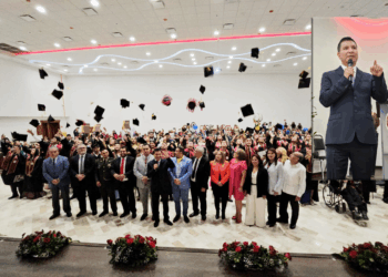 Encabeza Francisco Chavira Graduación de la UNT en Ciudad Victoria